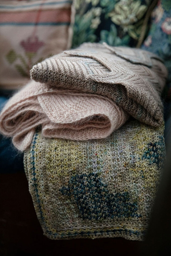 Laine Magazine 52 Weeks Books - 52 Weeks of Shawls - Extra Image