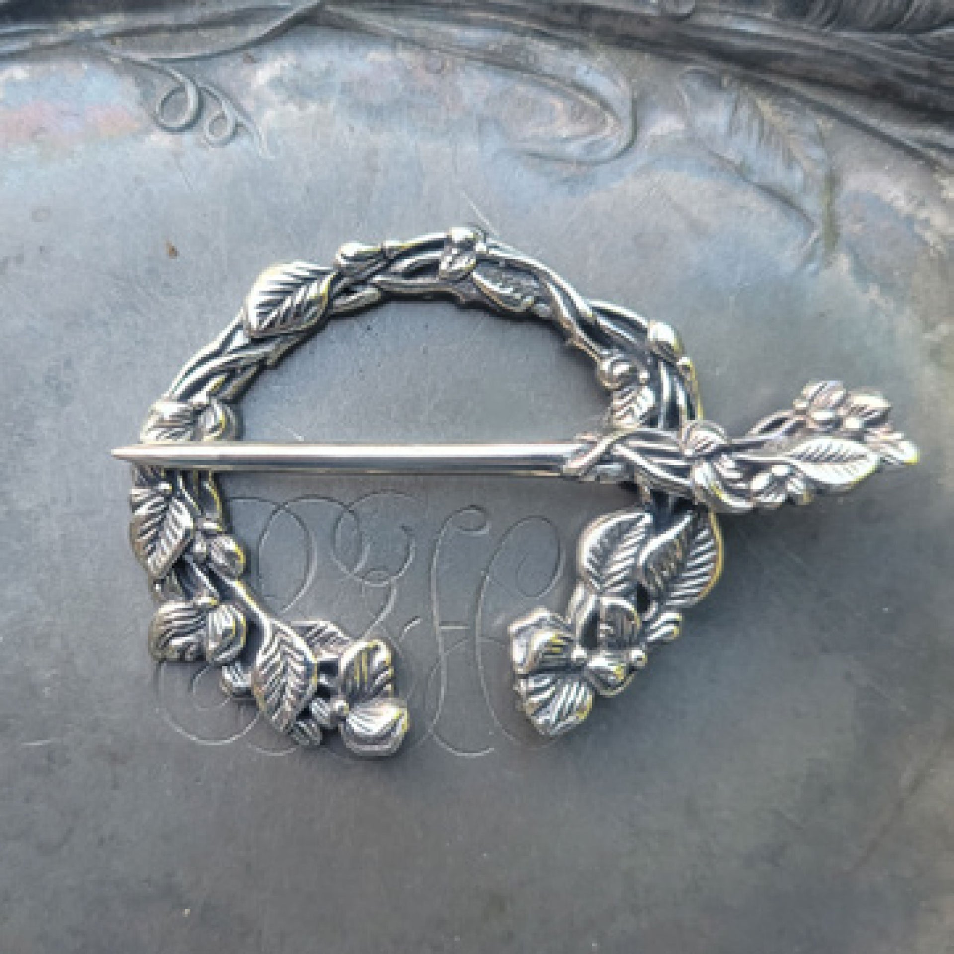 JUL Shawl Pins and Sticks - Sweet Pea Penannular Brooch - Zoom Image
