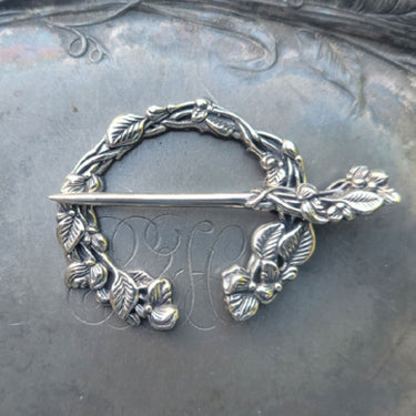 JUL Shawl Pins and Sticks - Sweet Pea Penannular Brooch - Zoom Image