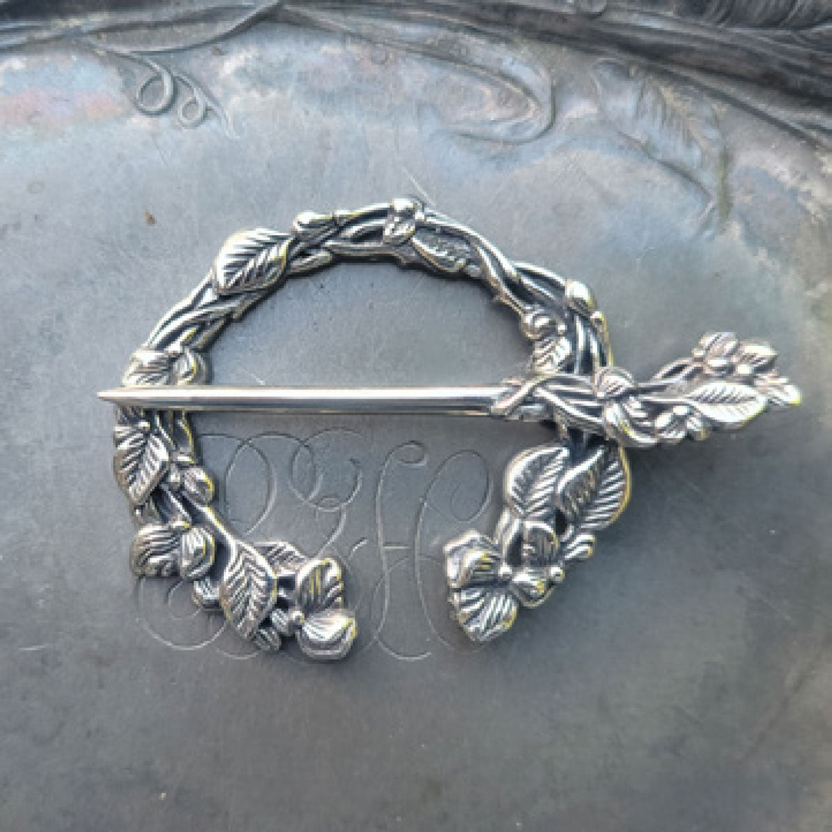 JUL Shawl Pins and Sticks - Sweet Pea Penannular Brooch - Extra Image
