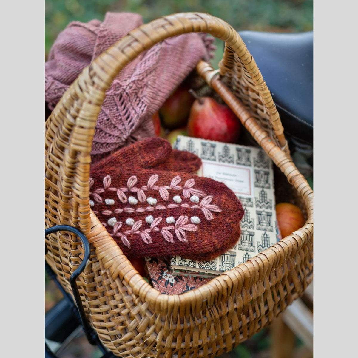 Laine Magazine Judit Gummlich Books - Embroidery on Knits - Extra Image