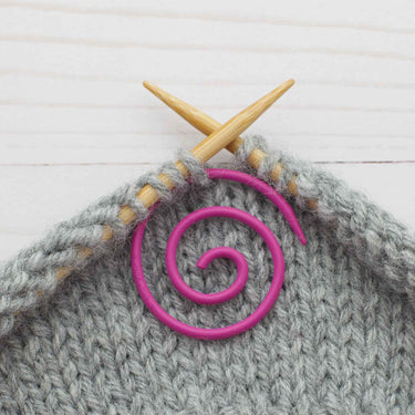 Fox & Pine Stitches Spiral Cable Needle - Pink Spiral - Zoom Image
