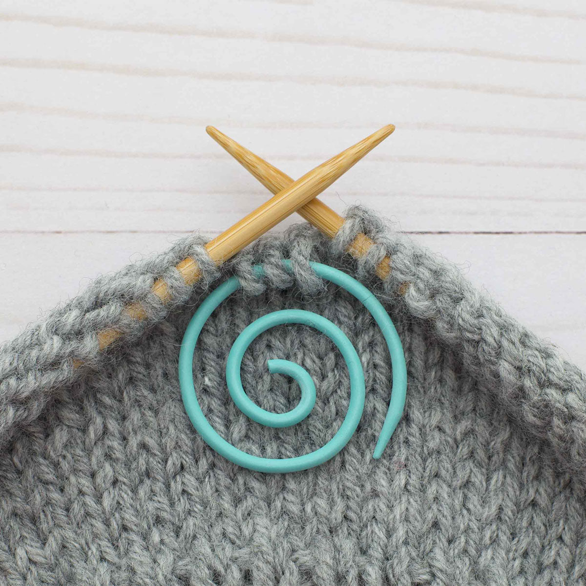 Fox & Pine Stitches Spiral Cable Needle - Teal Spiral - Extra Image
