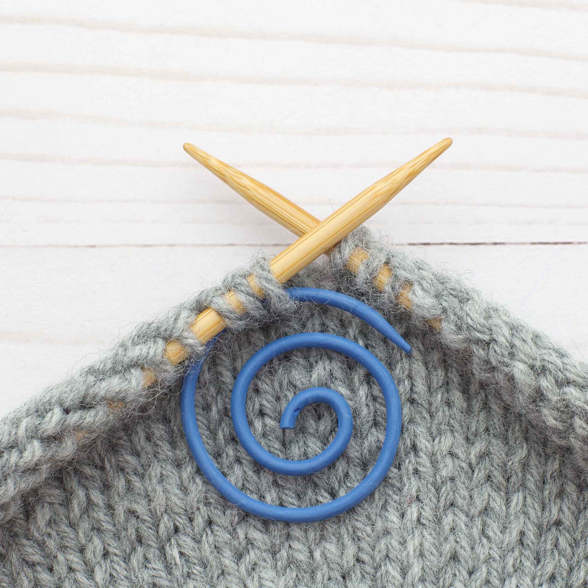 Fox & Pine Stitches Spiral Cable Needle - Blue Spiral - Zoom Image

