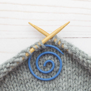 Fox & Pine Stitches Spiral Cable Needle - Blue Spiral - Zoom Image
